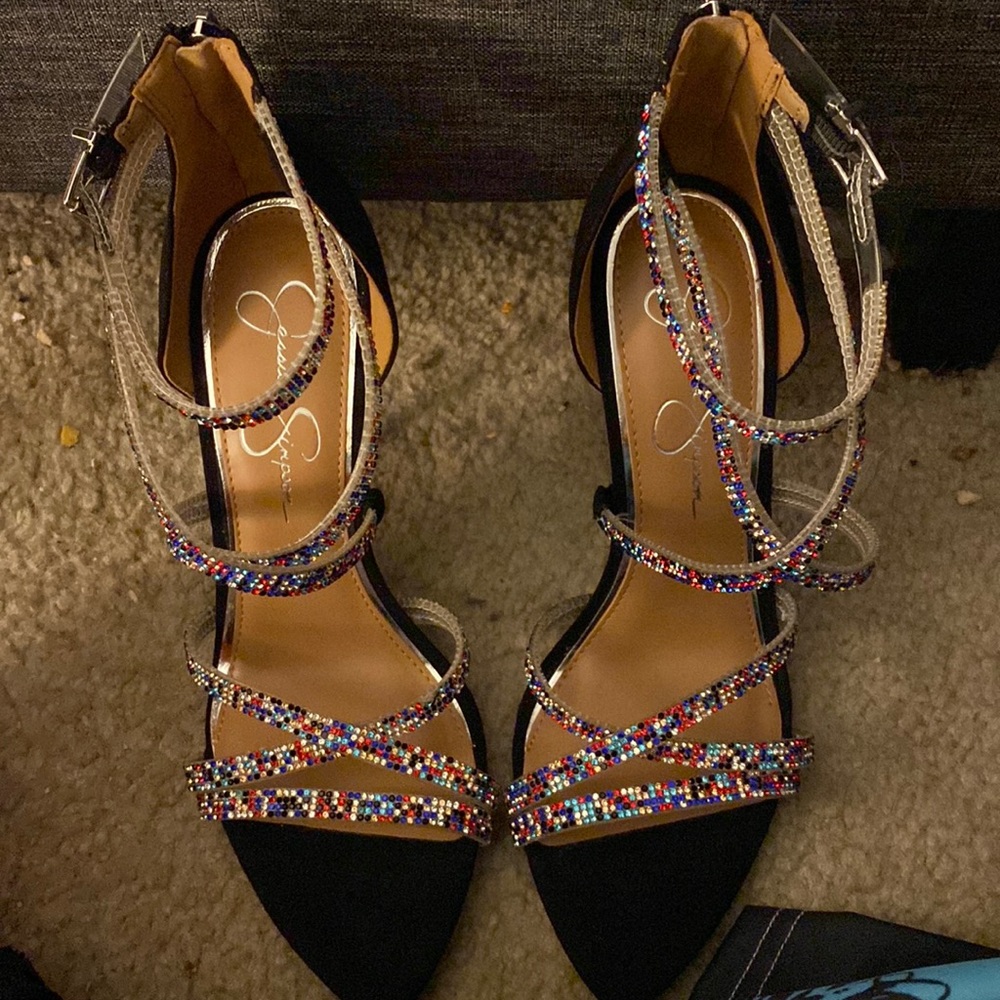 They are women size 10m worn once  you can wear them on special occasions